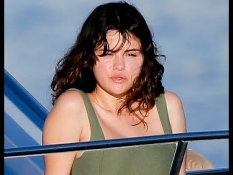 selena-gomez-kicks-off-2020-with-relaxing-yacht-vacation-in-hawaii
