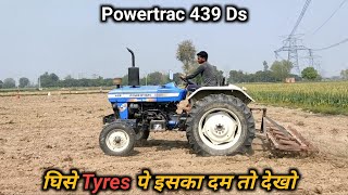 Powertrac 439 Ds. ये Tractor धोखेबाज नहीं ह। घिसे टायरों पर भी दिखया पूरा दम।