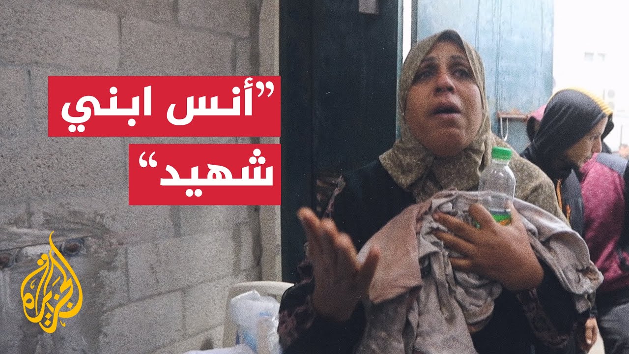 غزيّون يودعون شهداء سقطوا في المجزرة الإسرائيلية في مخيم المغازي