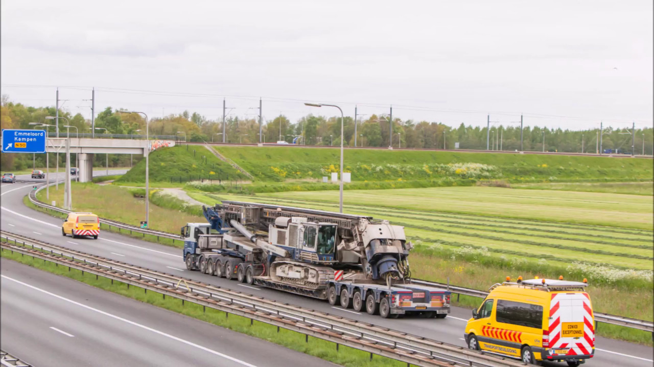 2017 05 10 VAN T'HEK HAALT KRAAN OP BIJ BREMAN MACHINERY