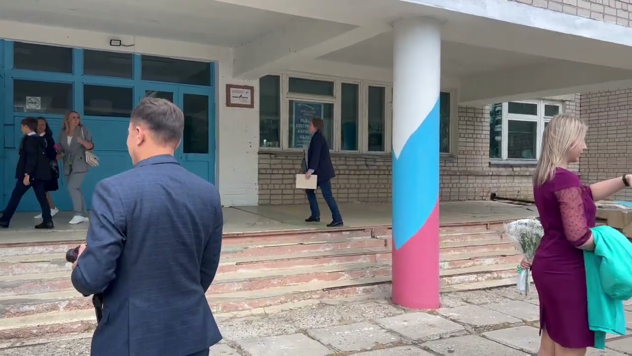 Торжественная линейка в школе пгт Восточный закончилась и пришло время ...