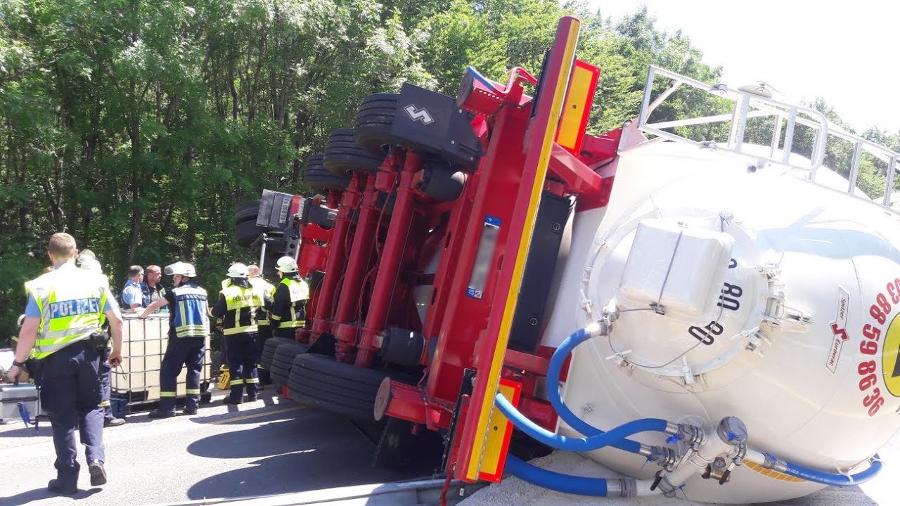 volksfreund shop Sattelzug liegt quer auf der B 51 bei Bitburg - Erheblicher Stau