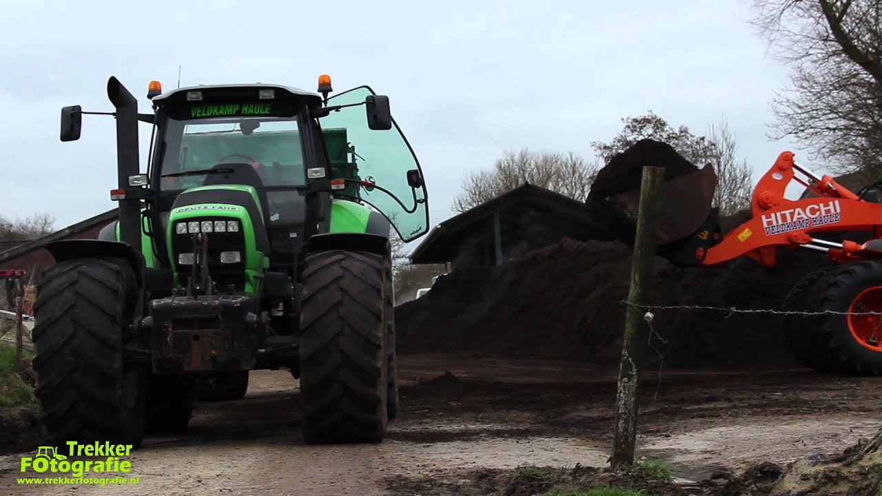 Loonbedrijf Veldkamp aan het compost strooien