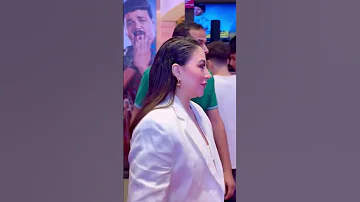 يخرب عقلك بوسي اي الداخله الجامده دي بالابيض ولعتها والكل انتباه ف افتتاح الفليم صاروخ تيك توك 