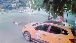 Alapli’da Patlayan Lasti̇k Nedeni̇yle Tir, Önce Refüje Çarpti Sonra Parka Gi̇rdi̇