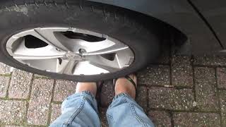 tenen onder autowiel