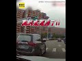 機車車禍衰2回！倒地竟遭休旅車輾過警察也傻眼