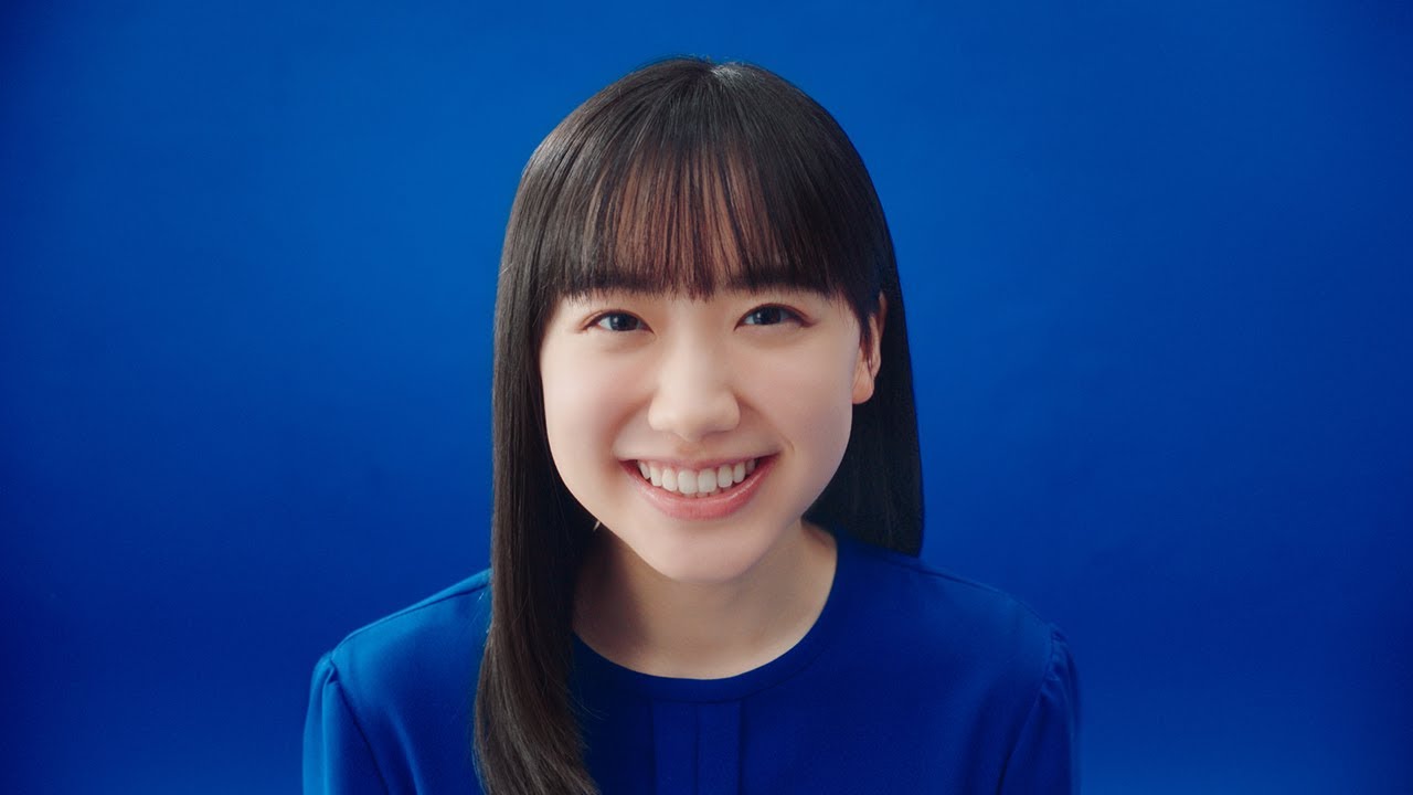 芦田愛菜、青のワンピ姿でキュートな笑顔　2024年の抱負を漢字一文字で表すと？　SBI損保新CM＆インタビュー