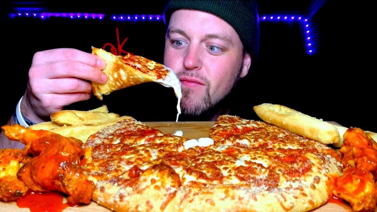 ПИЦЦА «МАЛЕНЬКИЙ ЦЕЗАРЬ» — КРЫЛЫШКИ И БЕЗУМНЫЙ ХЛЕБ МУКБАНГ — ОЧЕНЬ ВКУСНО