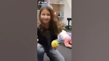 نانسى عجرم وبناتها شوكلاته بالبسكوته 
