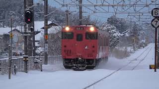 雪で埋まった線路を進むキハ47形普通列車を荘原駅で撮影(2021/1/10)