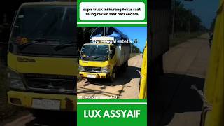 Supir Truck Ini Kurang Fokus Saat Merekam Teman Di Jalan