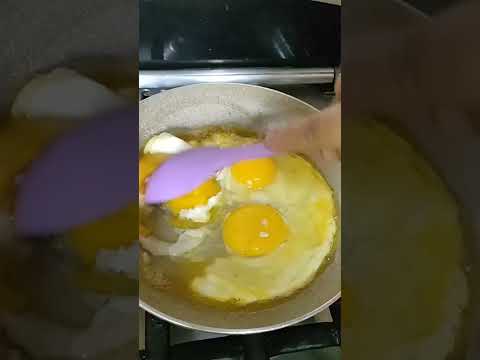 فطار سهل ولذيذ بيض بالجبنه الرومى