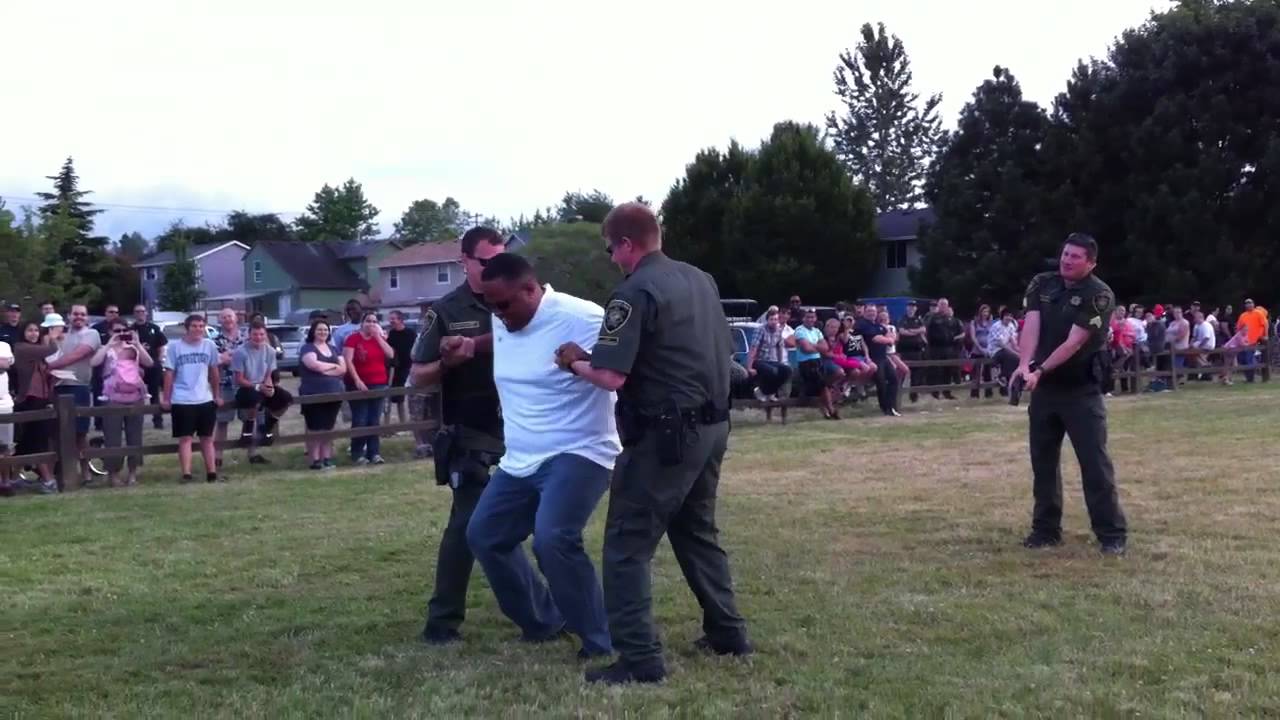 Taser demonstration at Wood Village Night Out - YouTube