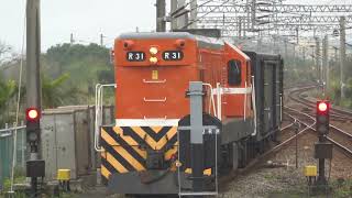 01/28/2022 台鐵 8263次 富岡基地回送列車 本務R31柴電機車 & 1834A次 DR1000型 柴客 北湖進站 / TRA EMD G12 & DR1000,Beihu arrival