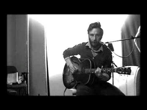 Benny Zen (Peter Houben) speelt "I Don't Want The Truth Anymore"