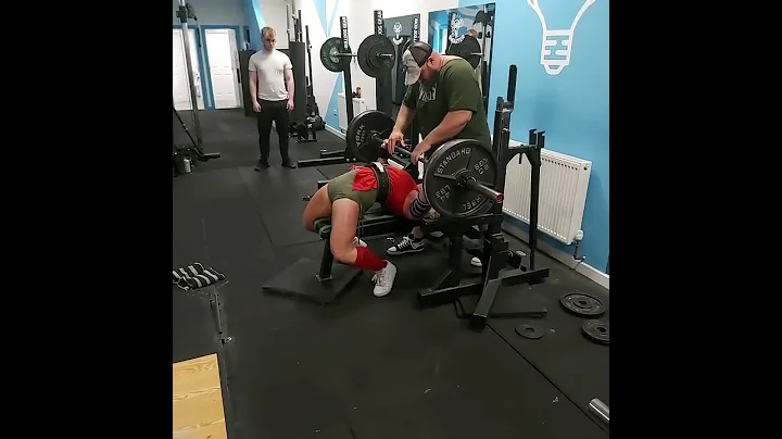 Julia Mills benches 140kg@76kg