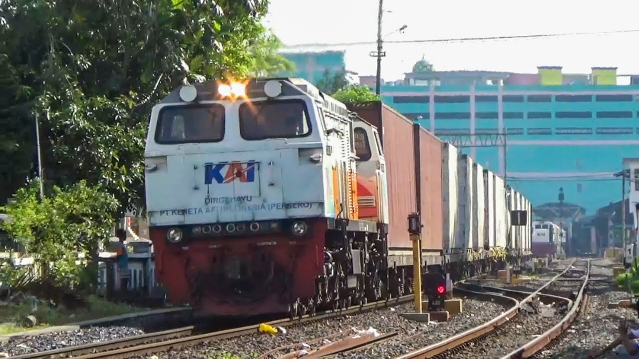 RAMAINYA KERETA PAGI PENUHI STASIUN BESAR SURABAYA PASAR TURI