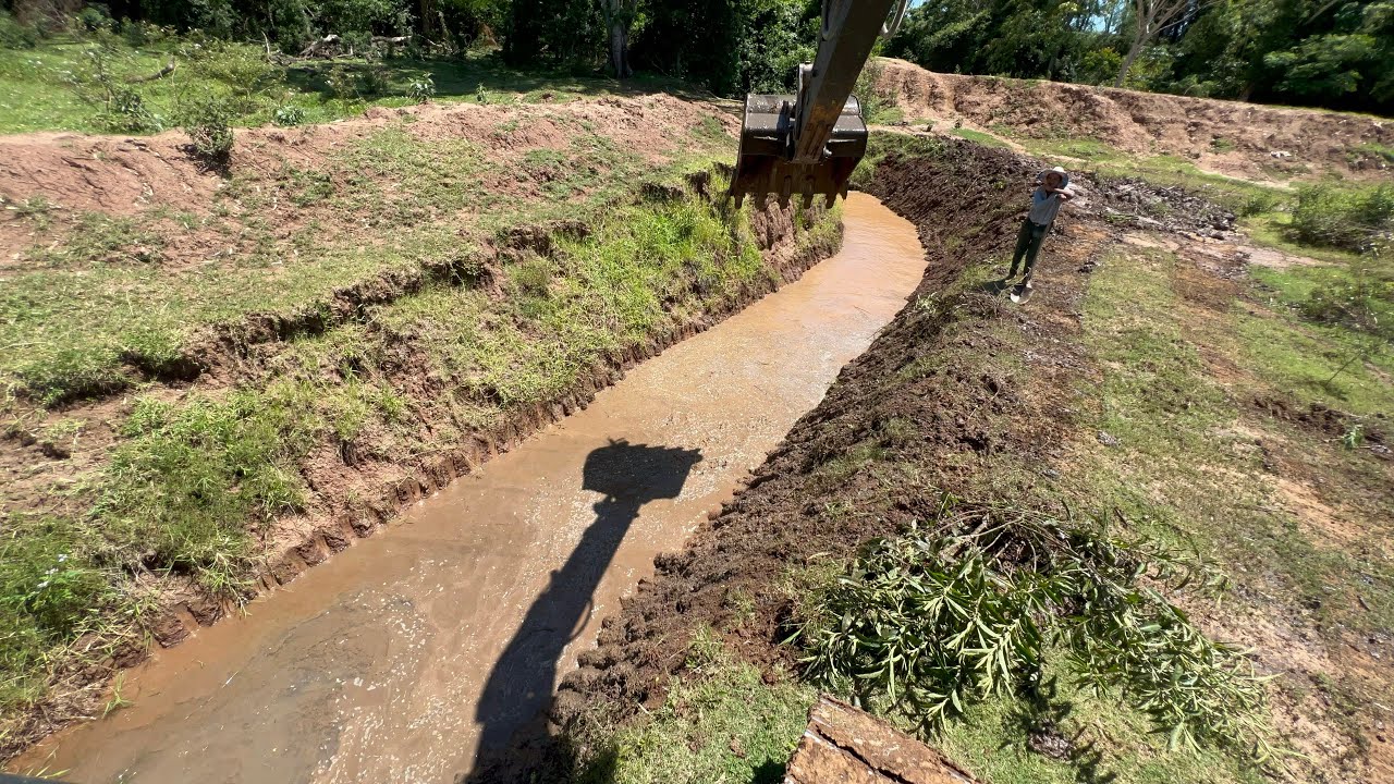 AFUNDANDO VALETA PARA ESCOAR ÁGUAS DA ROÇA🛑 Escavadeira hidráulica op iago
