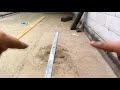 39. Проверяю качество уплотнения песка после проливки.