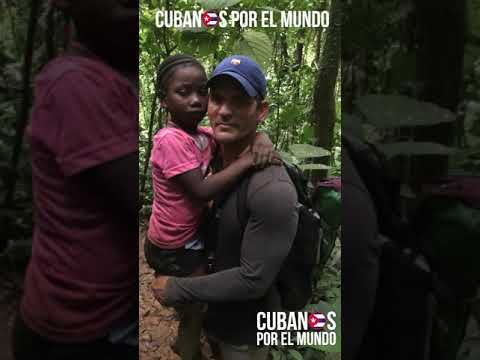 Migrantes cubanos encuentran a una niña en el medio de la selva del Darién