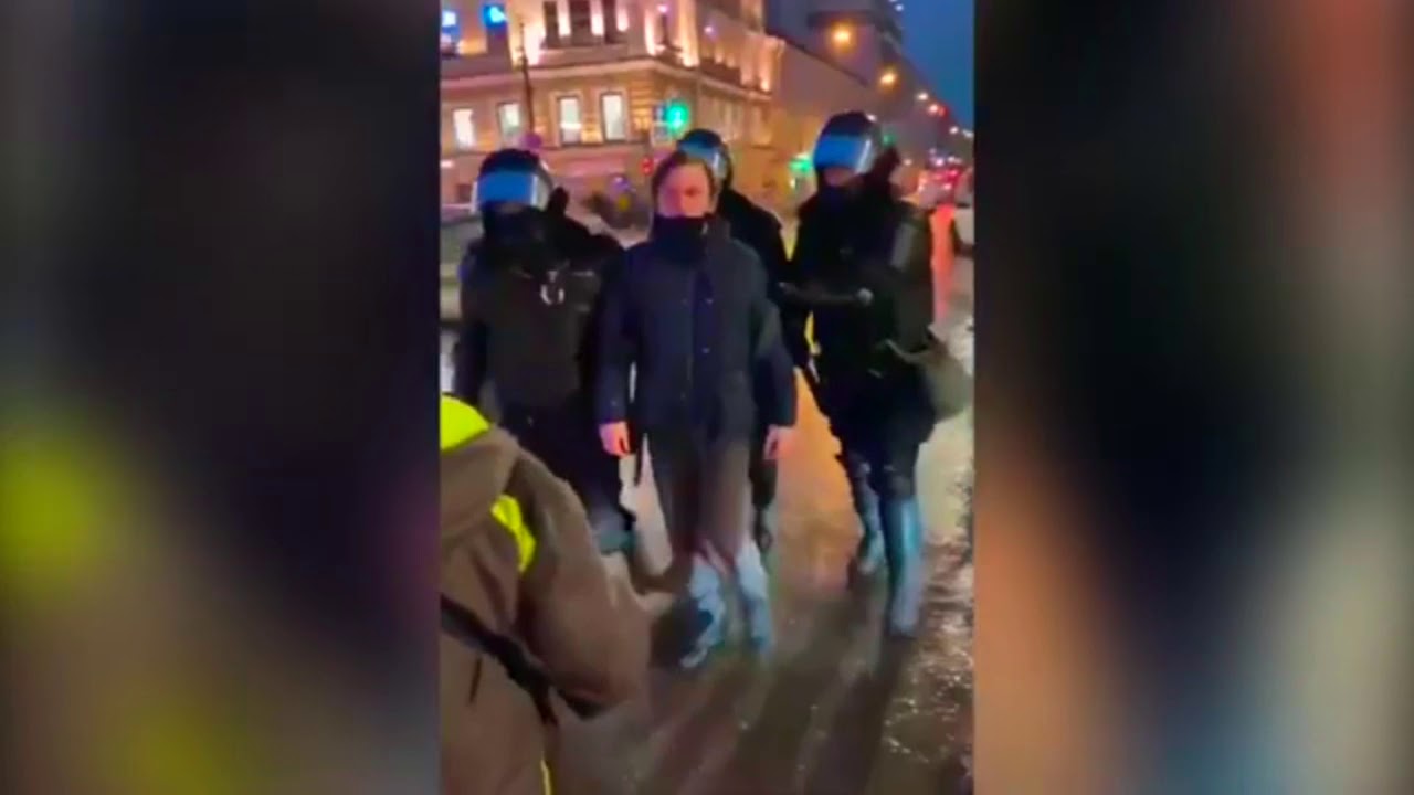 Бабка бьет сумкой по мерсу Бабка бьет сумкой по мерсу