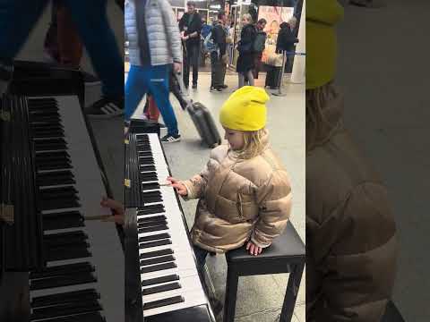 5 Year Old Maria Boyko Plays Beethoven S Ode To Joy On Elton John S Piano At St Pancras Station