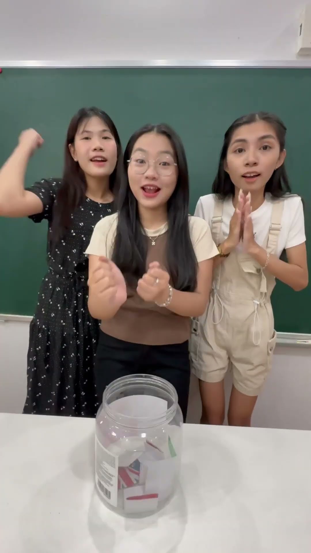 LNF - ? Nhảy theo âm nhạc các nước ??? || Random country dance challenger ??? #shorts