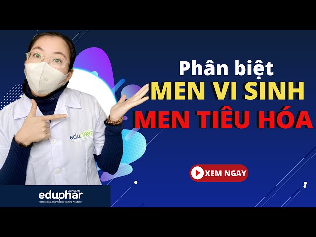 Afrika qabilalari orasida yalang kokrak Oq pantiesdagi yalangoch qizning fotosurati