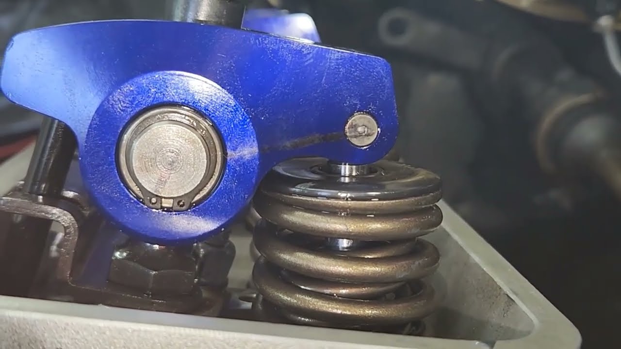 Шпильки ARP ударяют по коромыслам SBC Trans Am 1980 года