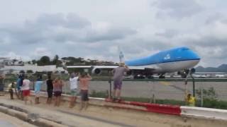 ЭКСТРЕМАЛЬНЫЙ ВЗЛЕТ самолета а/к KLM во время приливной волны на пляже Махо