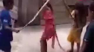 Vi̇etnamda Çocuklar Ölü Yilani İp Atlamak İci̇n Kullaniyorlar