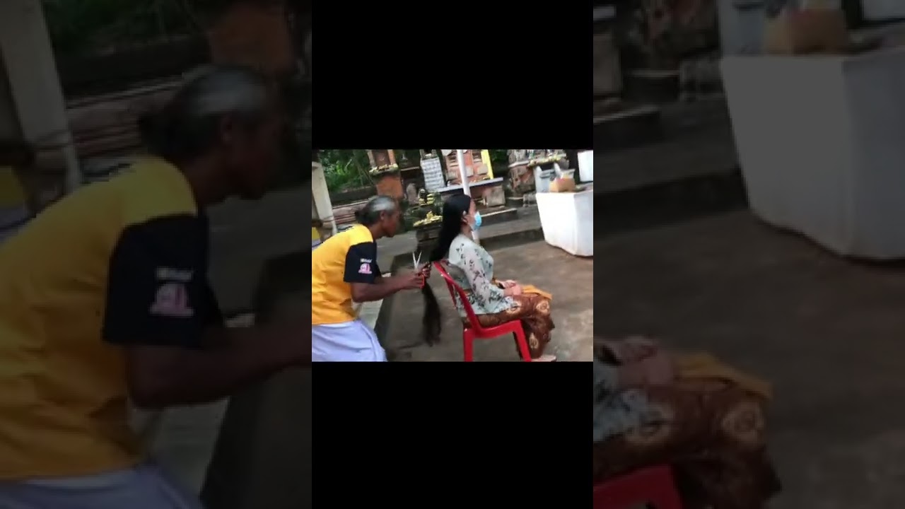 Ngaturang Rambut Saat Prosesi Ngodakin Sesuhunan