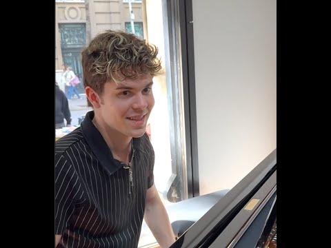 Piano Shop in Barcelona performance of Dream of Love - Liebestraum