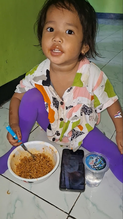Adilah lagi makan mie pedas