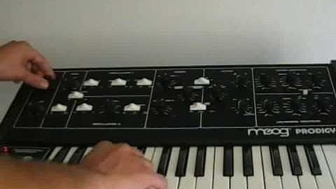 DEMO MOOG PRODIGY ANALOG SYNTHESIZER