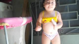 Manu Dançando De Biquini....