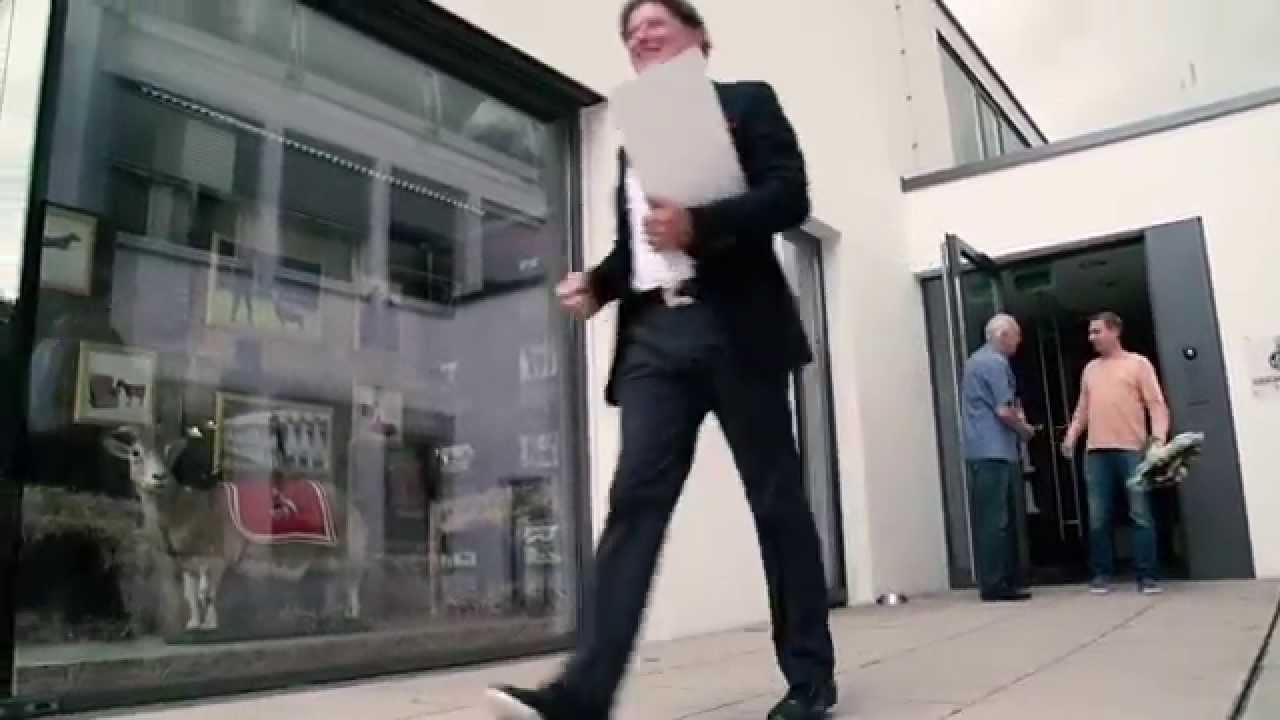 podolski op E Levve lang FC - Besuch vom Tünn