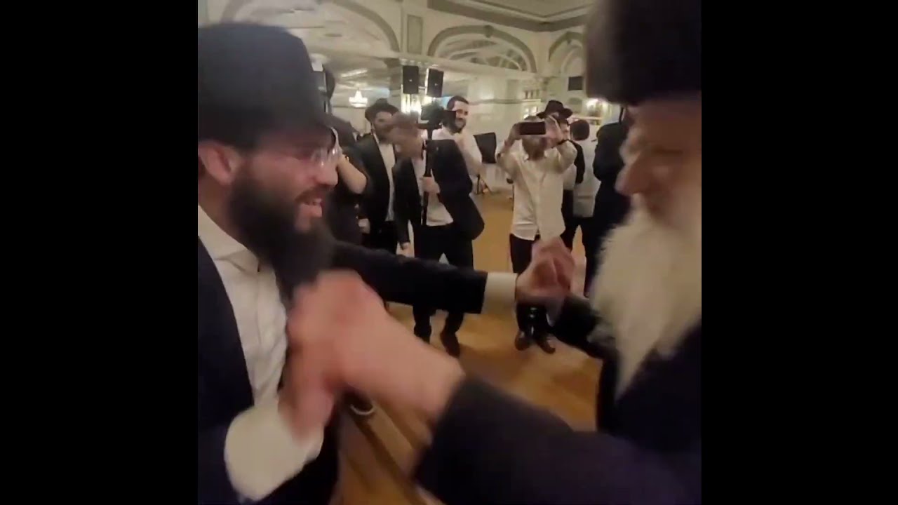 R' Nachman Schapiro Dances with Shtreimel | ר' נחמן שפירא רוקד עם שטריימל