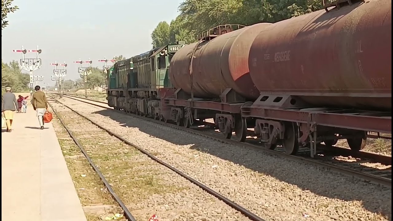 Maal gari || GCMU-15 4909 & GCMU-15 4905 || Oil Tanker train || Chak Jhumra Junction || HMC Malrail