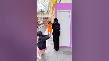 It unexpectedly turned out that...🦑😬 #twins #squidgame #pranks