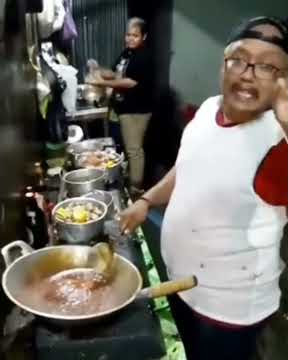 VIRALL!!! Lagi masak sambil lempar