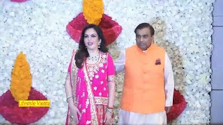 Isha Ambani Parents Mukesh and Nita Ambani Front of Sasu Maa In Lifestyle Vionta