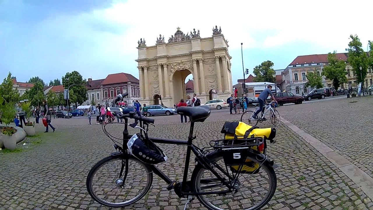 Potsdam, mein Leihrad vor dem Brandenburger Tor