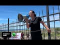 Top Channel/ Protestë në Rjoll, kundërshtarët e projektit rrëzuan gardhin rrethues të kantierit
