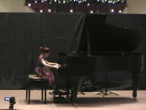 Helen Yu, 4 years old, Bach Little Prelude in C Mi...