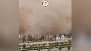 В Китае песчаная буря занесла город в одну секунду