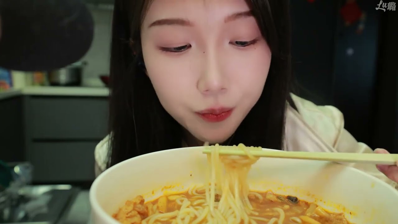 （沉浸式吃螺蛳粉） 