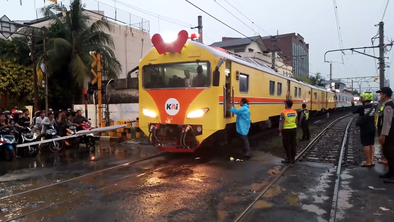 evacuation proses of jr 203 series after getting derailded in kampung bandana station