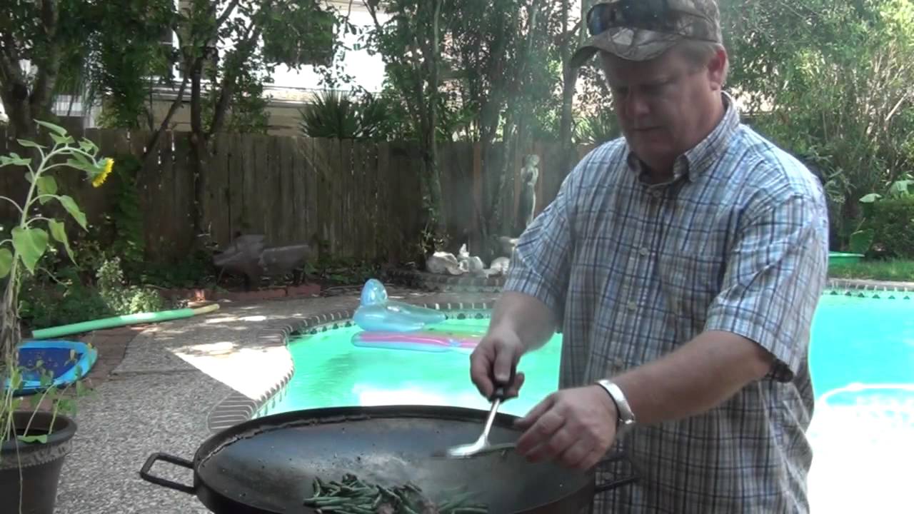 Cubed steak on my discada - YouTube